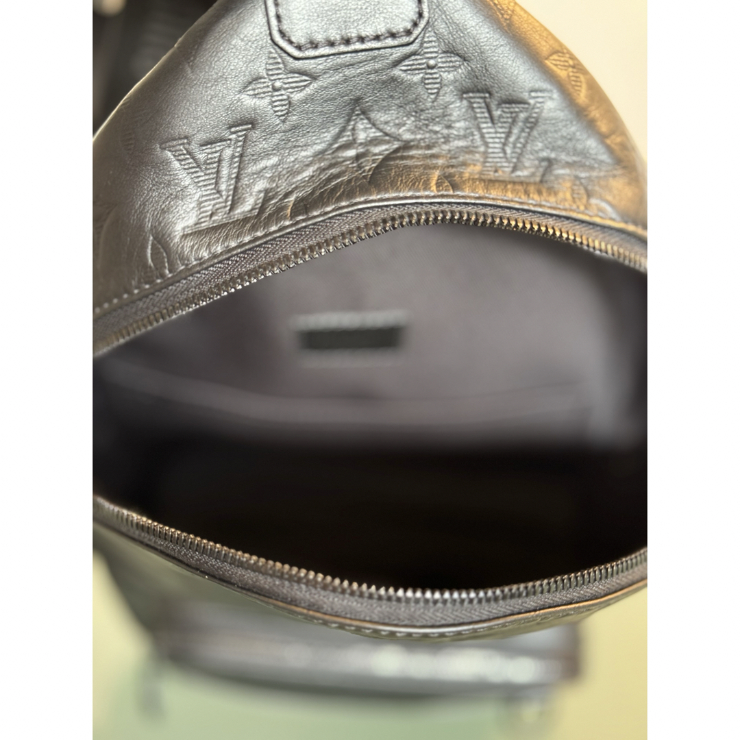 LOUIS VUITTON(ルイヴィトン)のルイヴィトン  レーサースリングバッグ　モノグラムシャドウ　黒 メンズのバッグ(ボディーバッグ)の商品写真