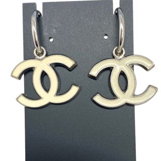 シャネル(CHANEL)の[USED/中古]CHANEL シャネル ピアス ココマーク 白 スイング 05A 中古 tdc-001631-4d(ピアス)