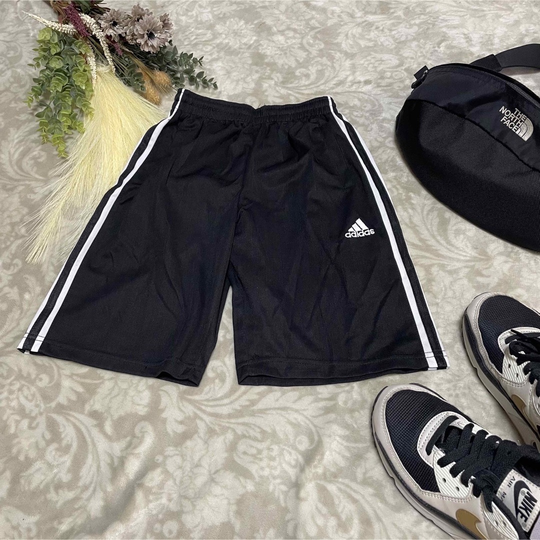 adidas(アディダス)のadidas キッズ　ハーフパンツ　3本ライン　アディダス  ブラック　130  キッズ/ベビー/マタニティのキッズ服男の子用(90cm~)(パンツ/スパッツ)の商品写真