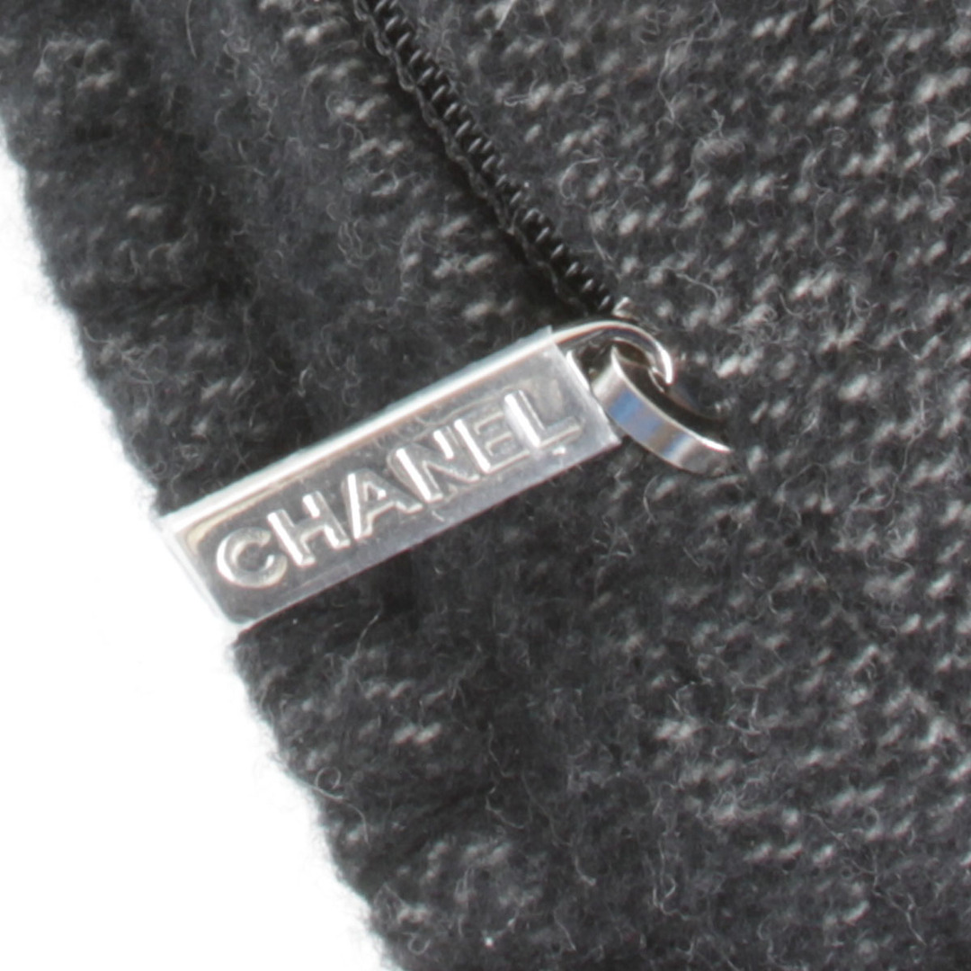 CHANEL(シャネル)の良品『USED』 CHANEL シャネル クッションカバー インテリアその他 ウール90%/カシミア10% ブラック×ホワイト【中古】 インテリア/住まい/日用品のインテリア小物(その他)の商品写真