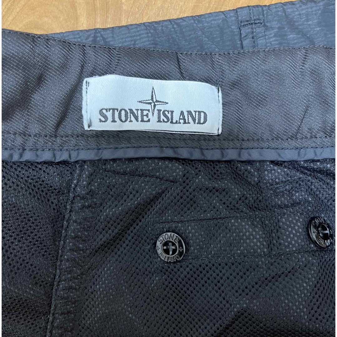 STONE ISLAND(ストーンアイランド)の黒W31 stone island nylon metal shorts メンズのパンツ(ショートパンツ)の商品写真