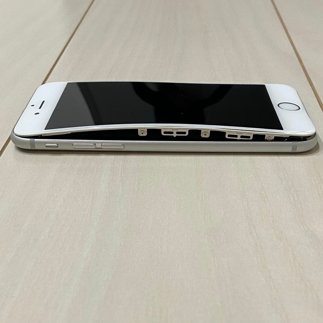 Apple(アップル)のiPhone6s Silver 32GB SoftBank（画面浮き上がり） スマホ/家電/カメラのスマートフォン/携帯電話(スマートフォン本体)の商品写真