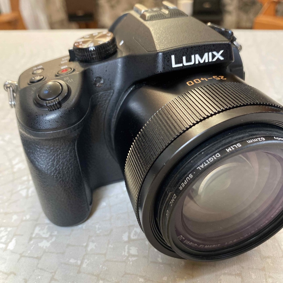 Panasonic(パナソニック)のPanasonic LUMIX FZ1000+おまけ多数 スマホ/家電/カメラのカメラ(コンパクトデジタルカメラ)の商品写真