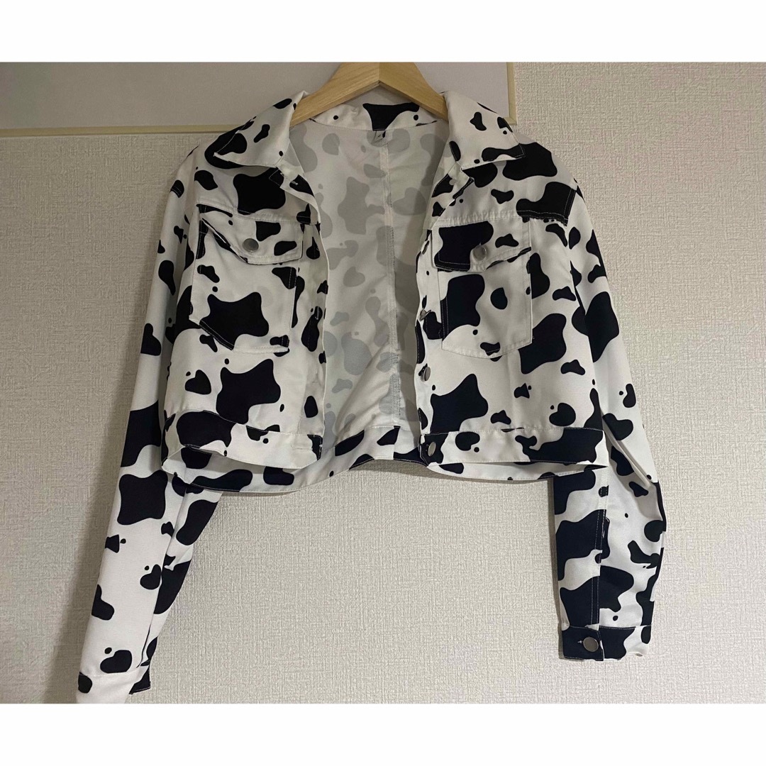 牛柄　ショート丈　ジャケット レディースのジャケット/アウター(Gジャン/デニムジャケット)の商品写真
