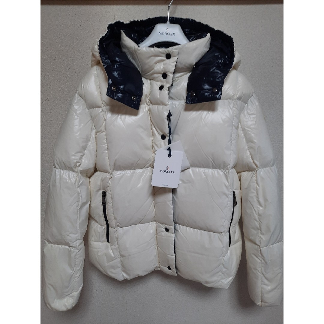 MONCLER(モンクレール)の23-24AW 新作⭐MONCLER  ショートダウン　ホワイト 14A レディースのジャケット/アウター(ダウンジャケット)の商品写真