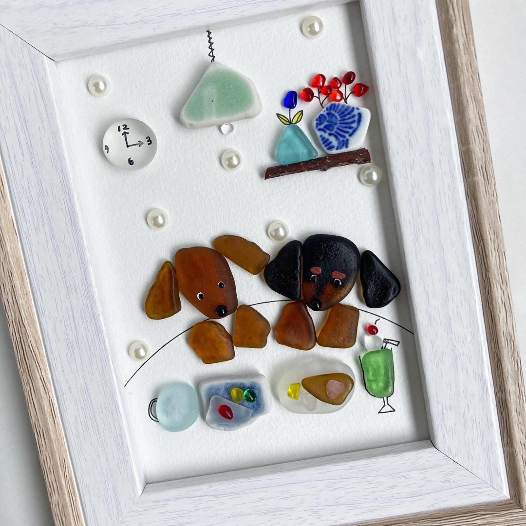 シーグラスアート おやつの時間 2匹のダックスフンド ワンちゃん 犬 プレゼント ハンドメイドのインテリア/家具(アート/写真)の商品写真