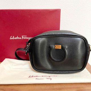 サルヴァトーレフェラガモ(Salvatore Ferragamo)のうみ様専用　フェラガモ　ショルダーバッグ　カメラバッグ　ガンチーニ　ブラック(ショルダーバッグ)