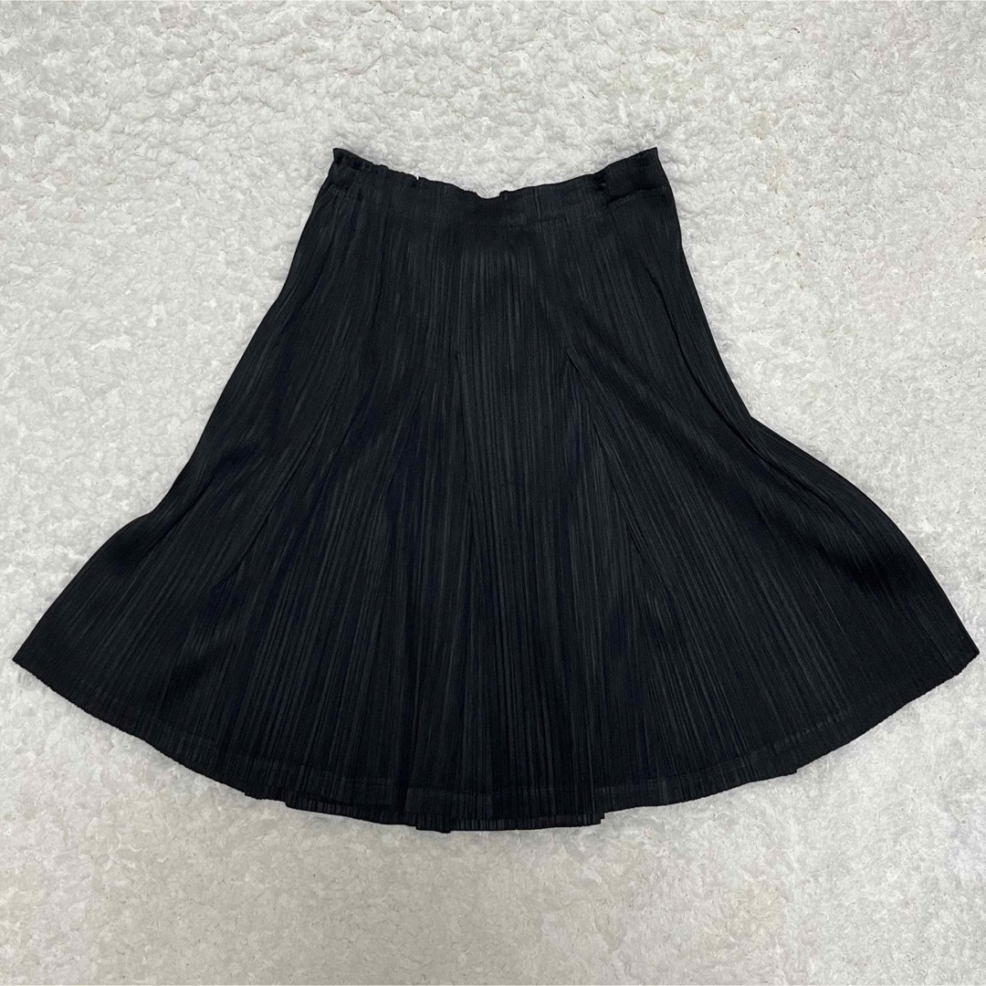 PLEATS PLEASE ISSEY MIYAKE(プリーツプリーズイッセイミヤケ)のプリーツプリーズ　プリーツスカート　サイズ3 L  タック　ウエストゴムAライン レディースのスカート(ひざ丈スカート)の商品写真