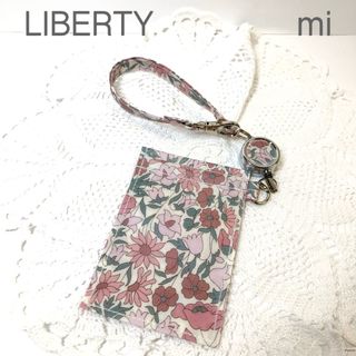 リバティ(LIBERTY.)のリバティ　リールキーホルダー　カードホルダー付き(パスケース/IDカードホルダー)