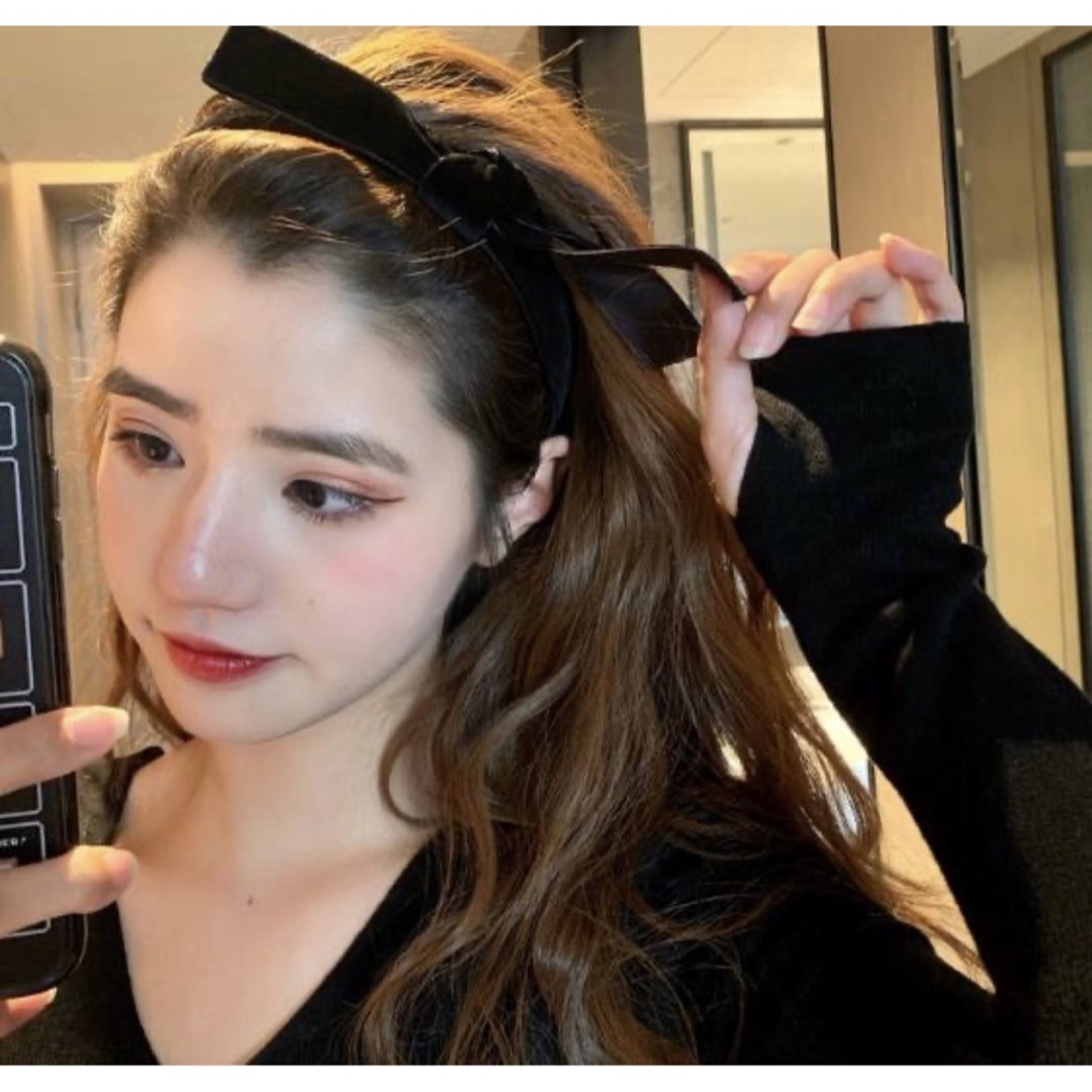 【再販】新品未使用　ベロアリボンカチューシャ　ブラック　ベロア　リボン　韓国　 レディースのヘアアクセサリー(カチューシャ)の商品写真