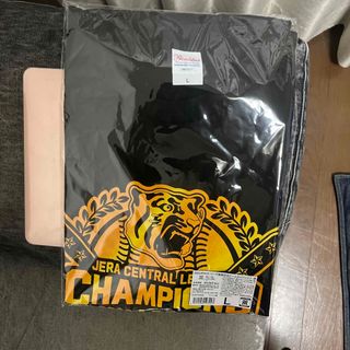 ハンシンタイガース(阪神タイガース)の2023JERAセ・リーグ優勝記念ビールかけTシャツ　黒(野球)
