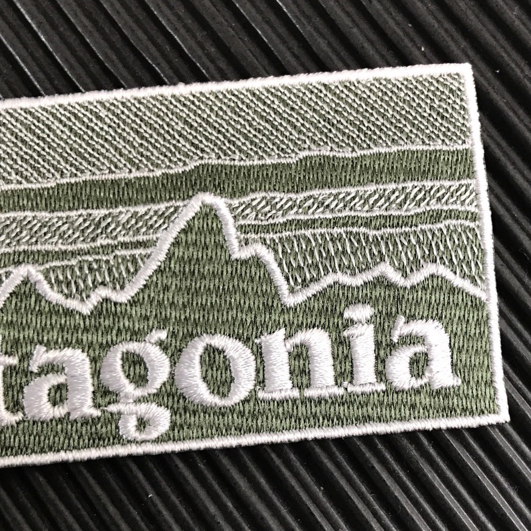 patagonia(パタゴニア)のPATAGONIA フィッツロイ カーキ モノクロ柄 アイロンワッペン -Z ハンドメイドのキッズ/ベビー(ファッション雑貨)の商品写真