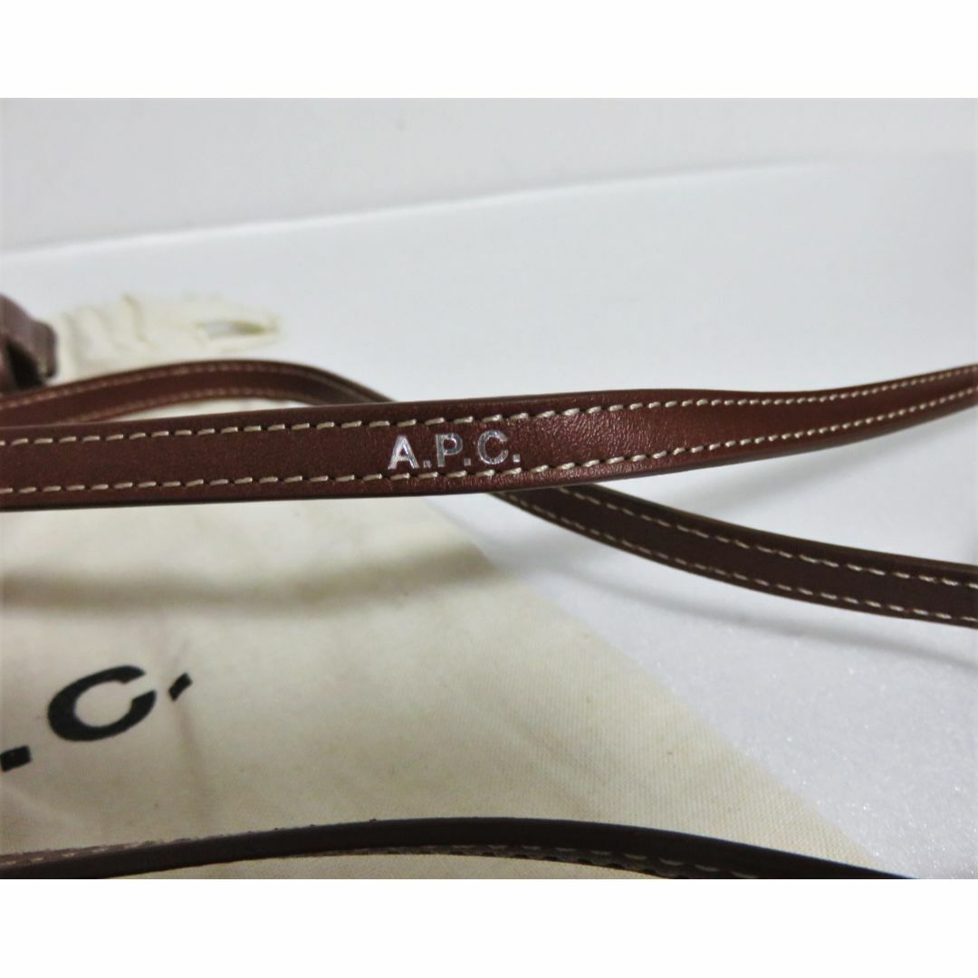 A.P.C(アーペーセー)の定価2.9万 新品 A.P.C. Airpods Case Max Pro レディースのファッション小物(その他)の商品写真