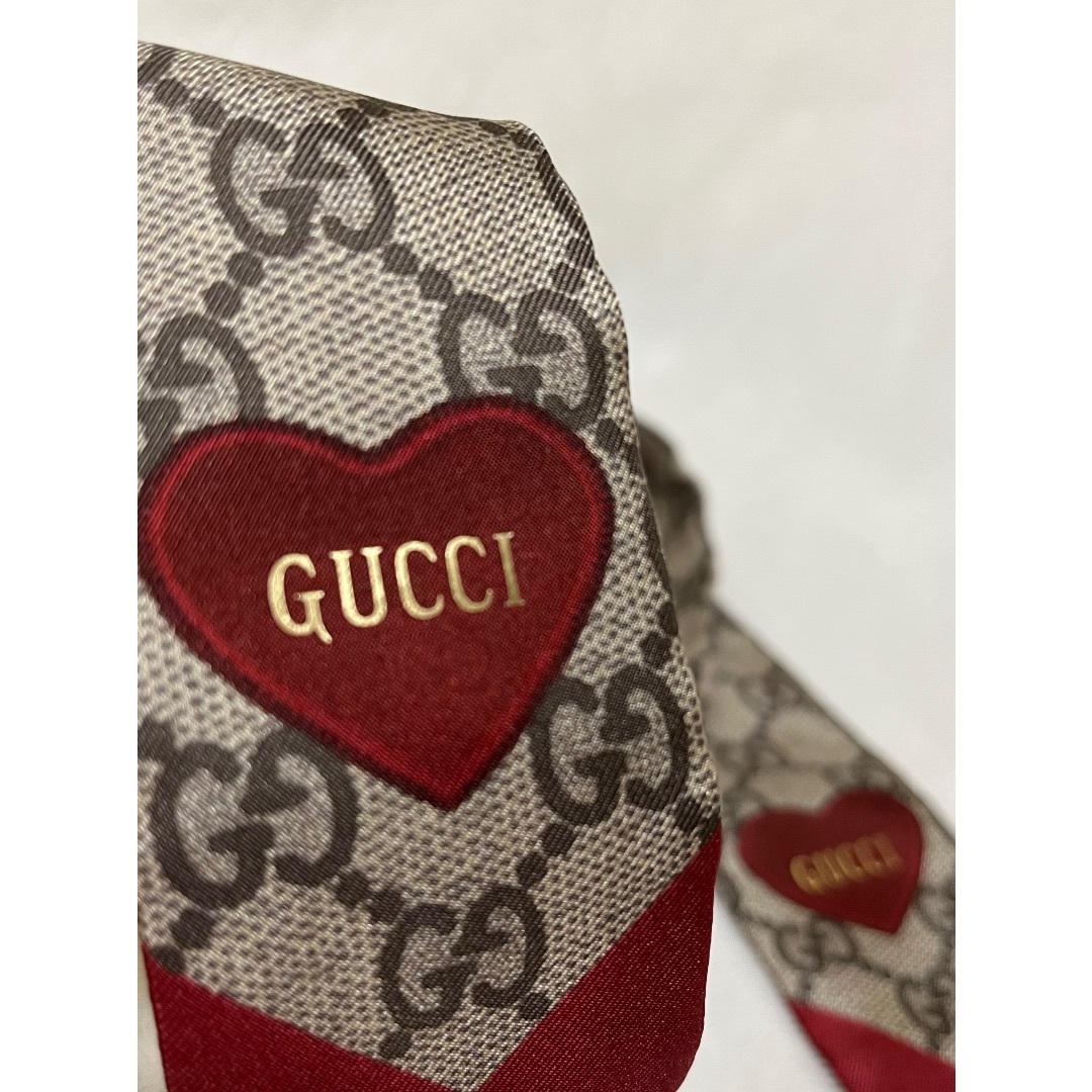 Gucci(グッチ)の[要約商品]❤️美品完売品 ハート❤️[GUCCI  グッチバレンタインスカーフ レディースのファッション小物(バンダナ/スカーフ)の商品写真