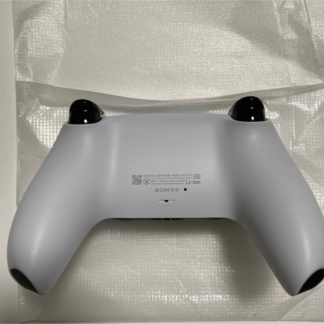 PlayStation(プレイステーション)の【新品】PS5 DualSense ワイヤレスコントローラー エンタメ/ホビーのゲームソフト/ゲーム機本体(家庭用ゲーム機本体)の商品写真