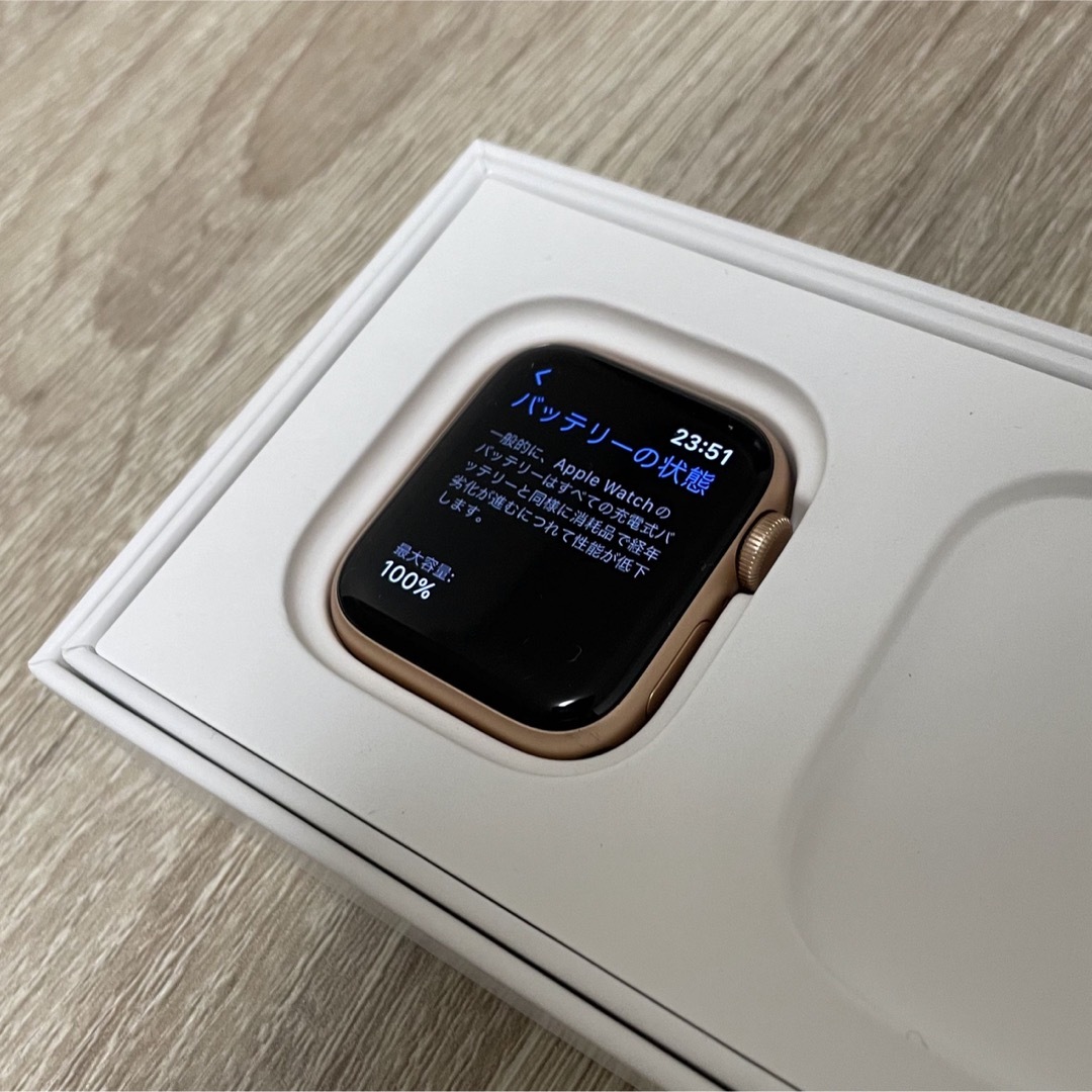 Apple Watch(アップルウォッチ)のバッテリー100% Apple Watch SE スマホ/家電/カメラのスマートフォン/携帯電話(その他)の商品写真