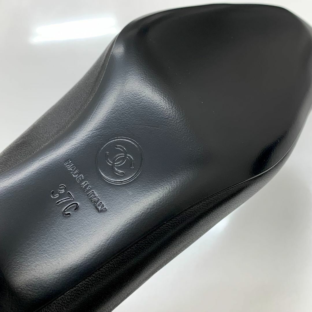 CHANEL(シャネル)の6532 未使用 シャネル レザー ベロア ロゴ ショートブーツ ブラック レディースの靴/シューズ(ブーツ)の商品写真