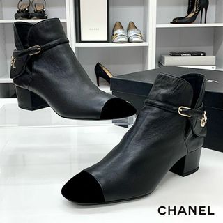 シャネル(CHANEL)の6532 未使用 シャネル レザー ベロア ロゴ ショートブーツ ブラック(ブーツ)