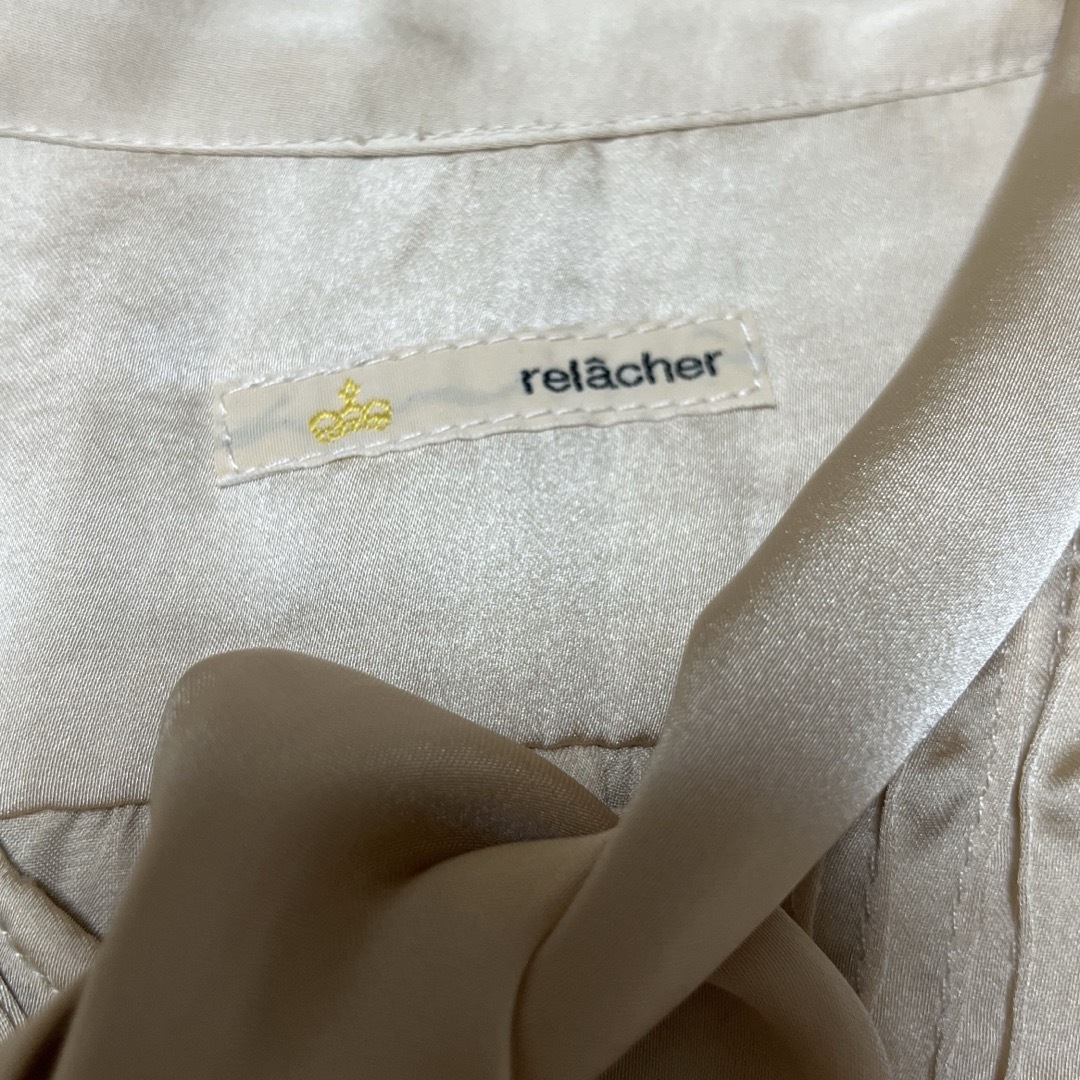 relacher(ルラシェ)のルラシェ relacher ゴールド きれいめ ブラウス レディースのトップス(シャツ/ブラウス(長袖/七分))の商品写真