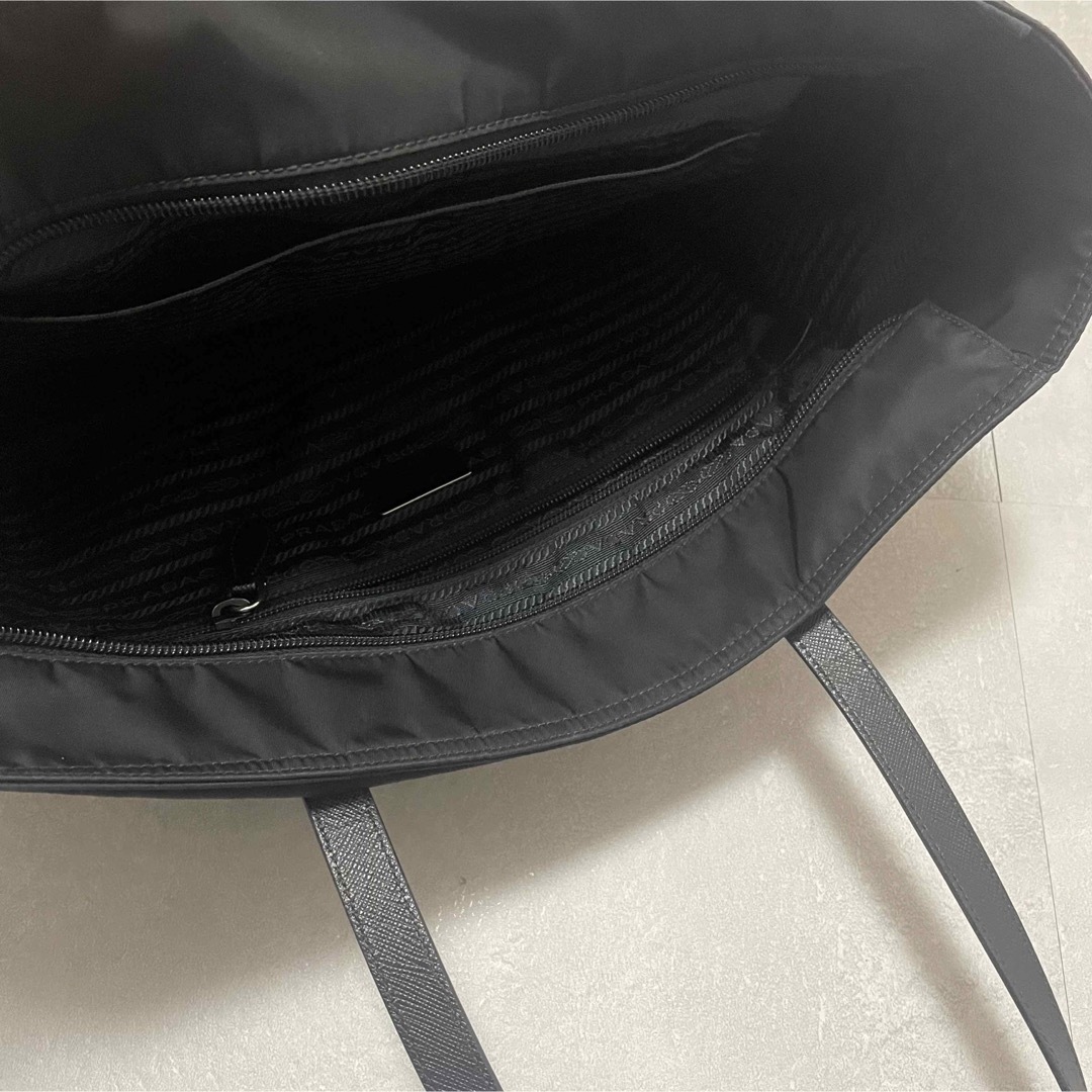 PRADA(プラダ)の【限定値下げ中】正規品　美品　プラダ　トートバッグ　A4収納可能　肩掛け可能 レディースのバッグ(トートバッグ)の商品写真