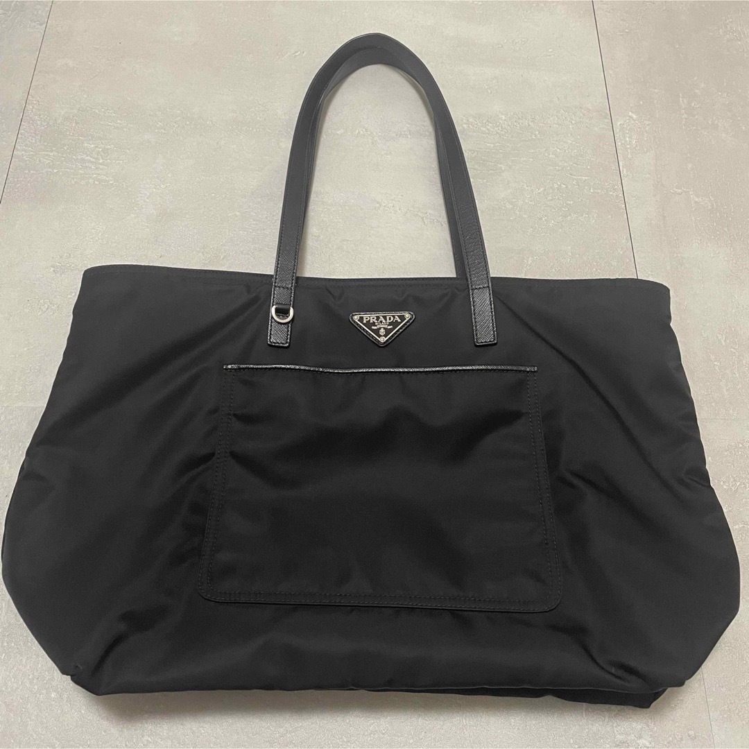 PRADA(プラダ)の【限定値下げ中】正規品　美品　プラダ　トートバッグ　A4収納可能　肩掛け可能 レディースのバッグ(トートバッグ)の商品写真