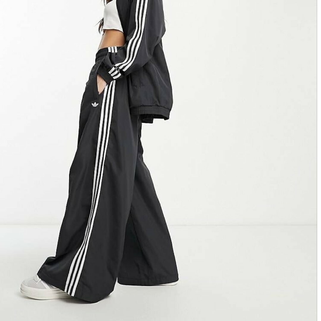 新品☆adidas☆オーバーサイズトラックパンツ☆ワイドレッグパンツ☆黒 新品☆adidas☆オーバーサイズトラックパンツ☆ワイドレッグパンツ☆黒