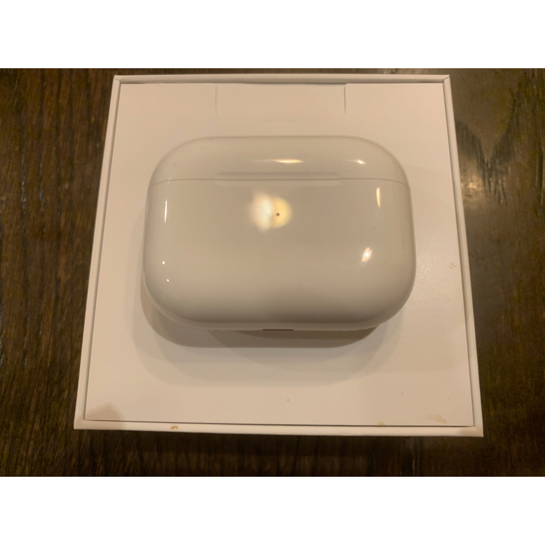 Apple(アップル)の正規品　AirPods Pro MWP22J/A 箱付き　付属品付き スマホ/家電/カメラのオーディオ機器(ヘッドフォン/イヤフォン)の商品写真