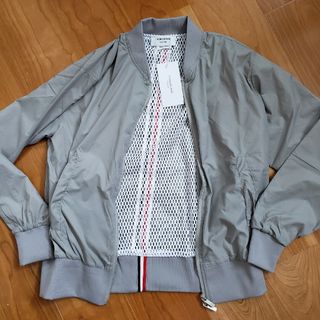 トムブラウン(THOM BROWNE)の【未使用】THOM BROWNE　トムブラウン　ナイロンジャケット グレー　2(ナイロンジャケット)