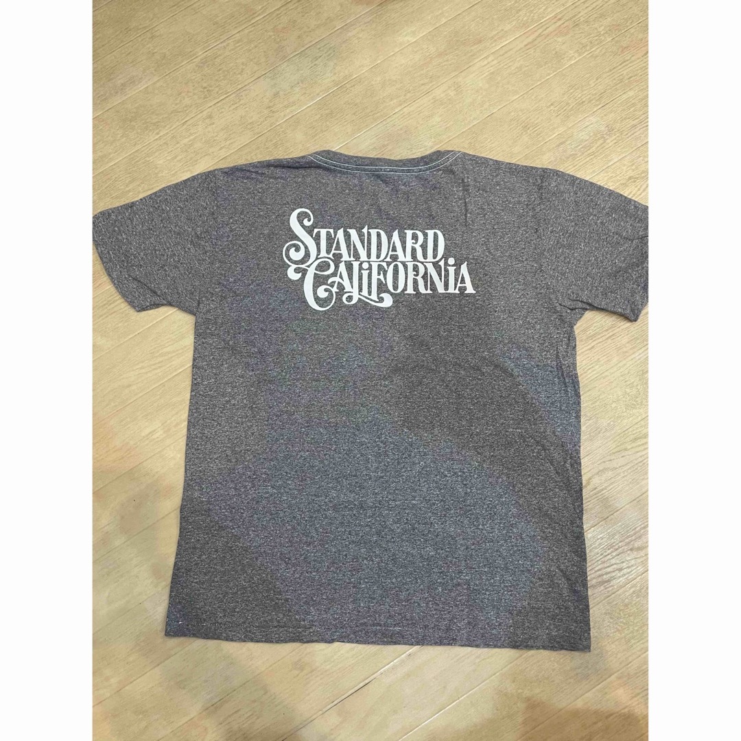 STANDARD CALIFORNIA(スタンダードカリフォルニア)の【即完売‼️】 スタンダードカリフォルニア　ロゴ　Tシャツ　Mサイズ メンズのトップス(Tシャツ/カットソー(半袖/袖なし))の商品写真