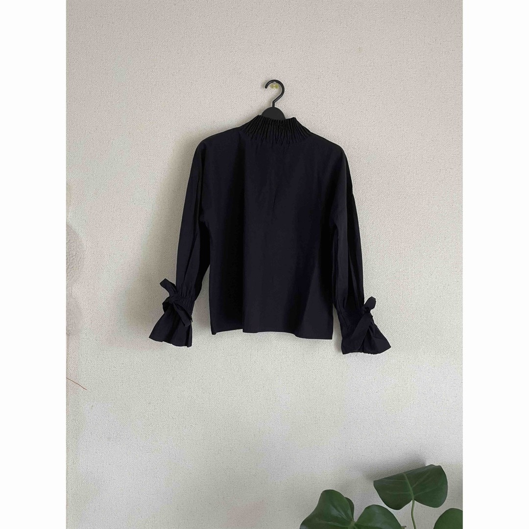 ViS(ヴィス)の黒ブラウス　袖リボン レディースのトップス(シャツ/ブラウス(長袖/七分))の商品写真