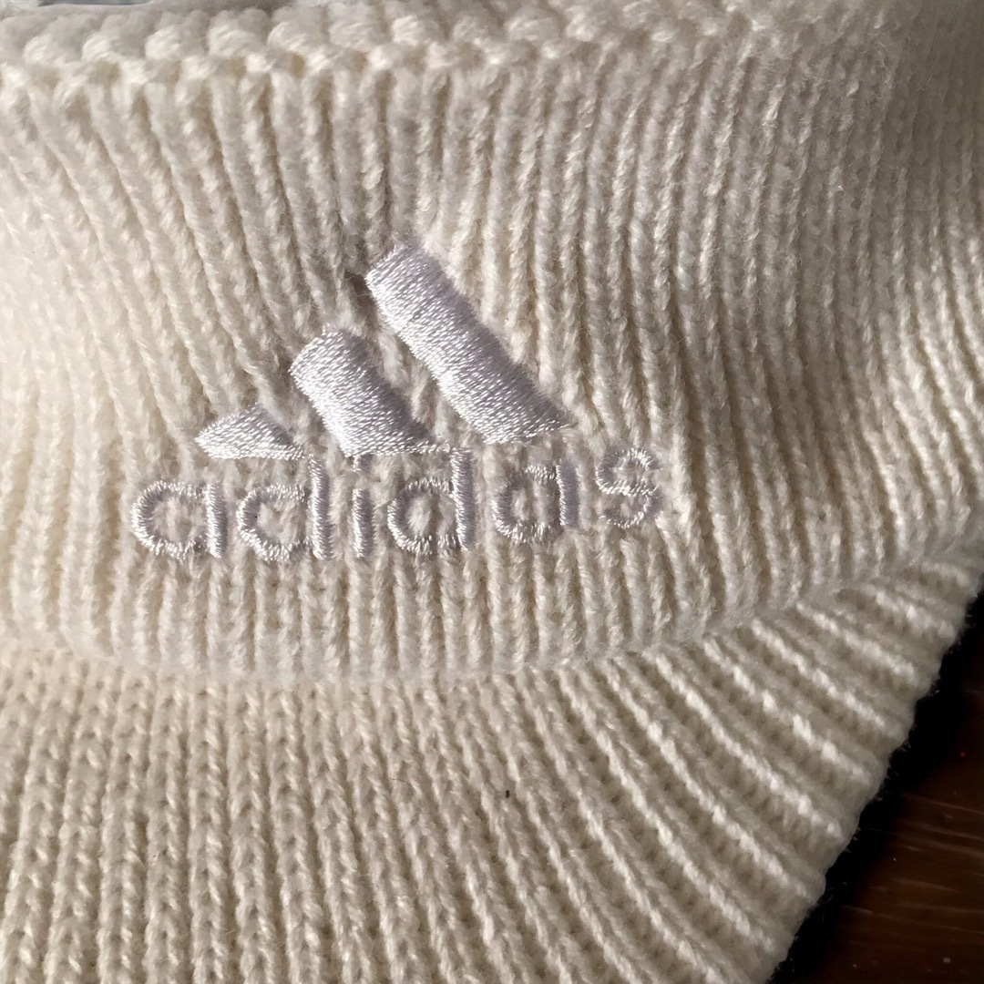 adidas(アディダス)のadidas アディダス ニット帽子 台湾製 レディースの帽子(ニット帽/ビーニー)の商品写真