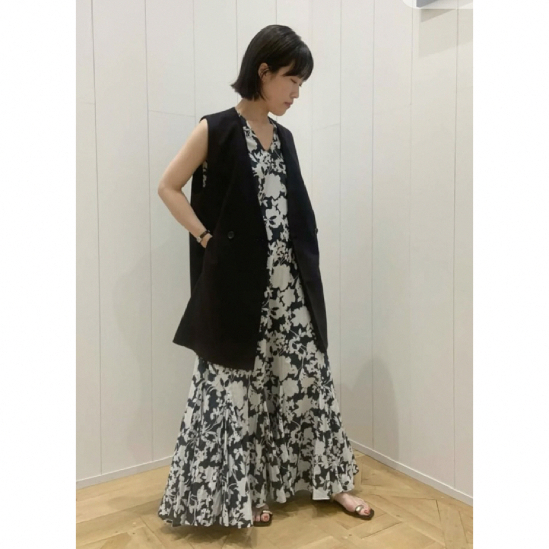新品タグ付き 完売品 Ballsey ドライアムンゼン Vネックジレ ネイビー