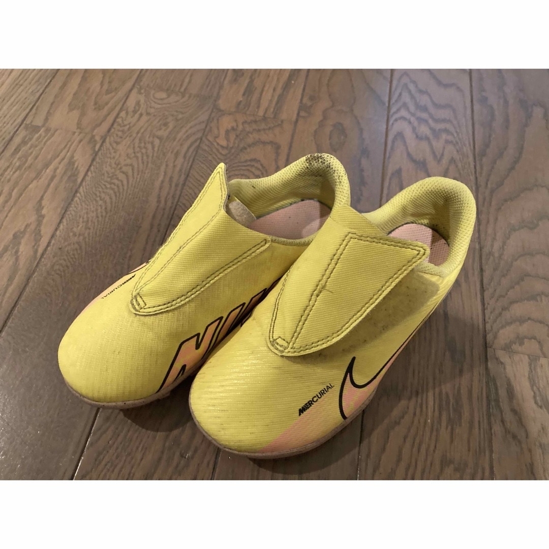 NIKE(ナイキ)のNIKE サッカー　トレーニングシューズ　18.5cm キッズ/ベビー/マタニティのキッズ靴/シューズ(15cm~)(スニーカー)の商品写真