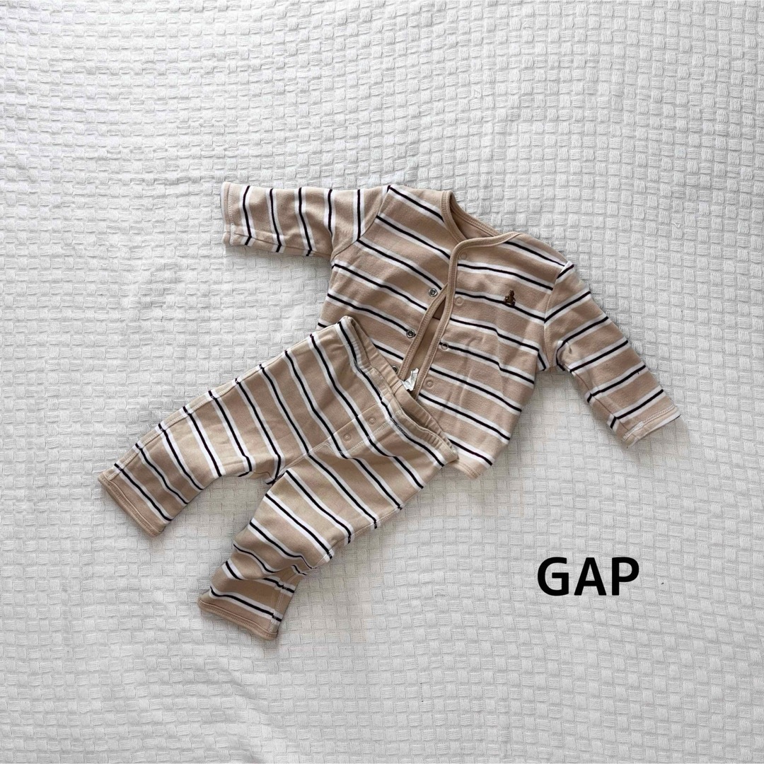 GAP(ギャップ)のgap リバーシブル　セットアップ　ボーダー　熊　ロゴ　ベージュ キッズ/ベビー/マタニティのベビー服(~85cm)(カーディガン/ボレロ)の商品写真