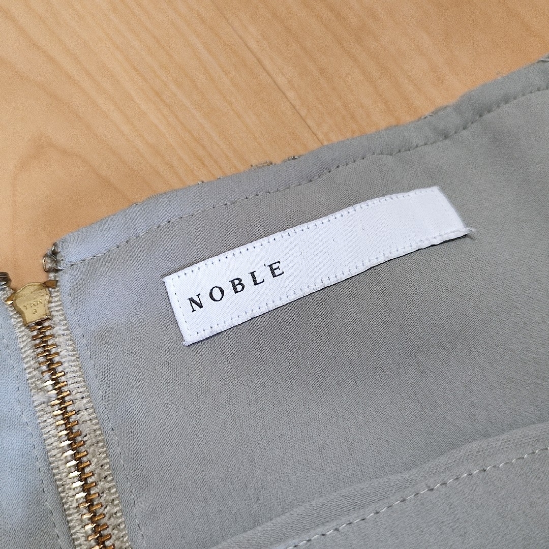 Noble(ノーブル)の美品✨Noble リバーレースIラインスカート　カーキ 40 L ノーブル 緑 レディースのスカート(ロングスカート)の商品写真