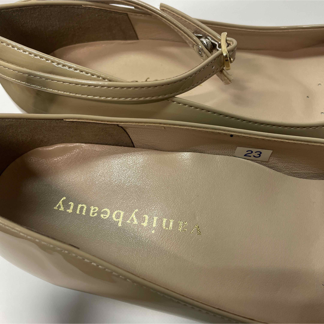 vanitybeauty(バニティービューティー)の新品　バニティビューティー　23.0　ベージュ　エナメル　パンプス　ストラップ レディースの靴/シューズ(ハイヒール/パンプス)の商品写真