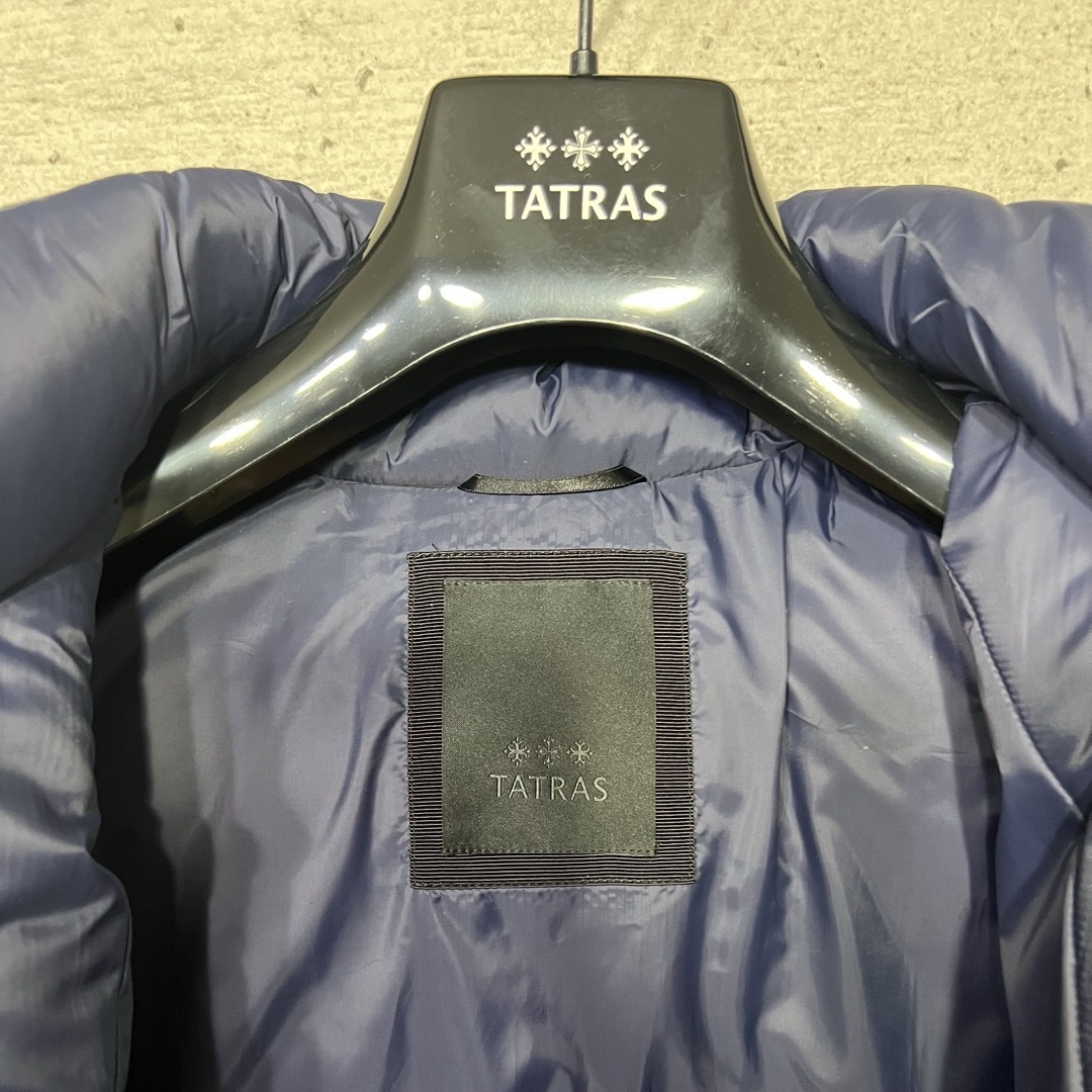 TATRAS(タトラス)の新品　タトラス　ダウンジャケット　ネイビー　柄　ビジネスマン　メンズ　おしゃれS メンズのジャケット/アウター(ダウンジャケット)の商品写真