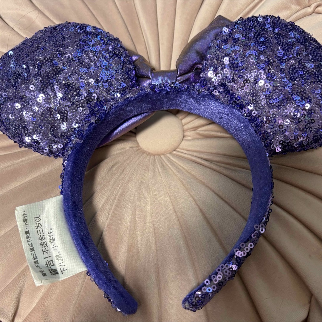 Disney(ディズニー)のディズニーカチューシャ スパンコール パープル 紫　カチューシャ　スモワ レディースのヘアアクセサリー(カチューシャ)の商品写真