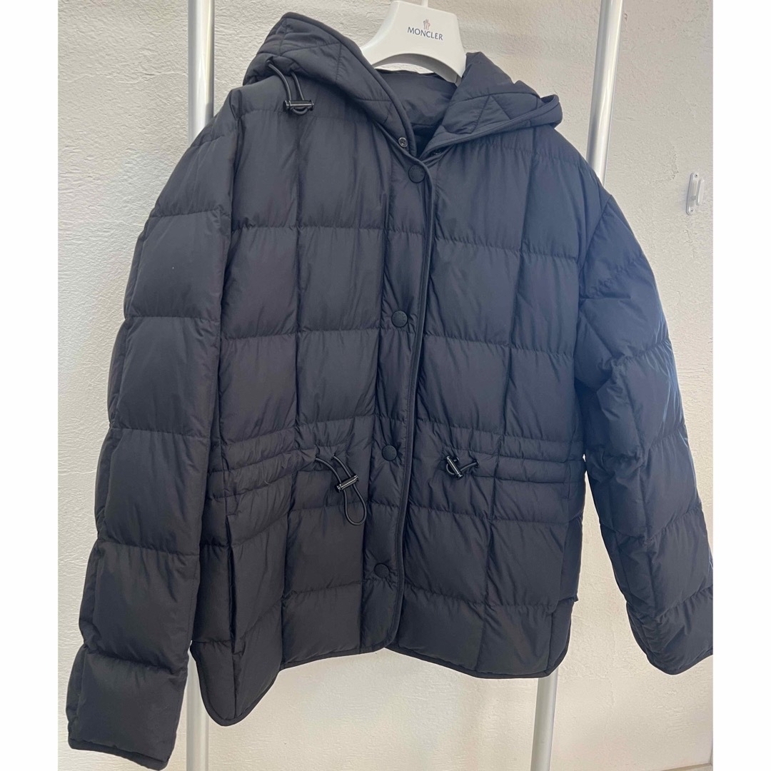 MONCLER(モンクレール)の美品　モンクレール　MONCLER ブラックワッペン　ダウン　黒　1サイズ レディースのジャケット/アウター(ダウンジャケット)の商品写真