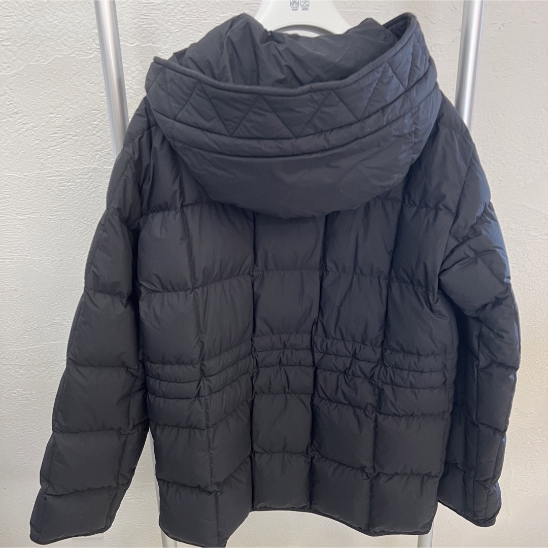 MONCLER(モンクレール)の美品　モンクレール　MONCLER ブラックワッペン　ダウン　黒　1サイズ レディースのジャケット/アウター(ダウンジャケット)の商品写真