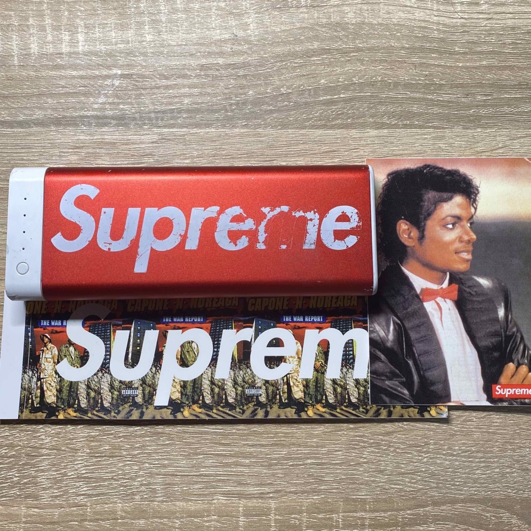 supreme モバイルバッテリー スマホ/家電/カメラのスマートフォン/携帯電話(バッテリー/充電器)の商品写真