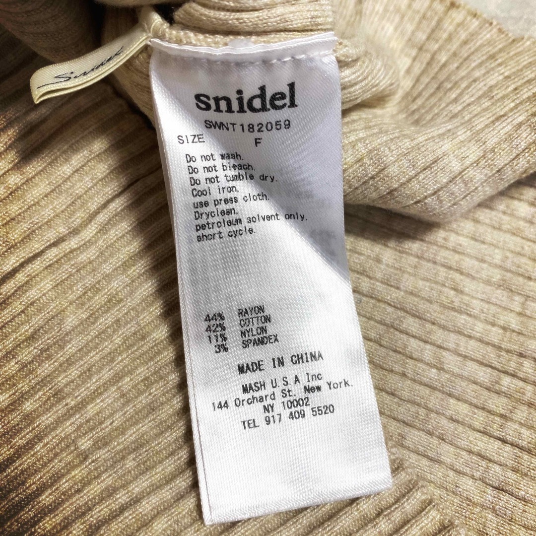 SNIDEL(スナイデル)のsnidel 半袖 トップス ベージュ 未使用 レディースのトップス(カットソー(半袖/袖なし))の商品写真