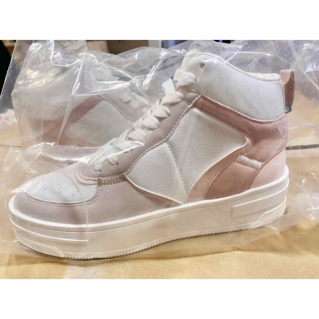 Bershka★out of core フローラル スニーカー Bershka(ベルシュカ) スニーカー(レディース) - 海外通販のBUYMA