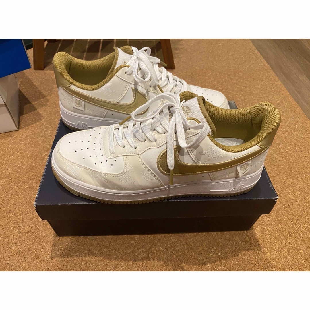 スニーカーNIKE AIRFORCE1ゴールド