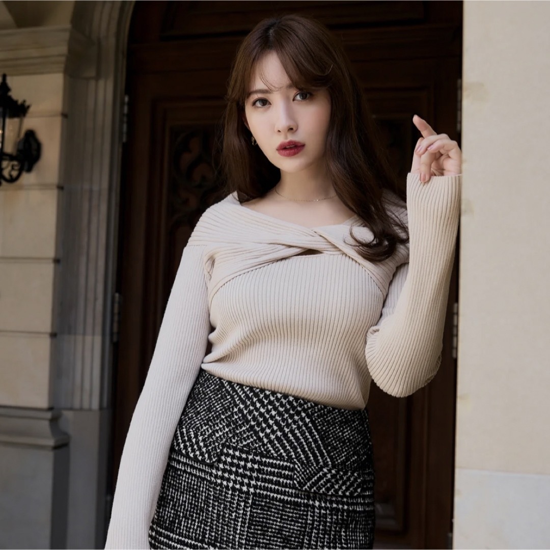 Her lip to(ハーリップトゥ)のHerlipto Twist Cut-Out Rib Knit Top レディースのトップス(ニット/セーター)の商品写真