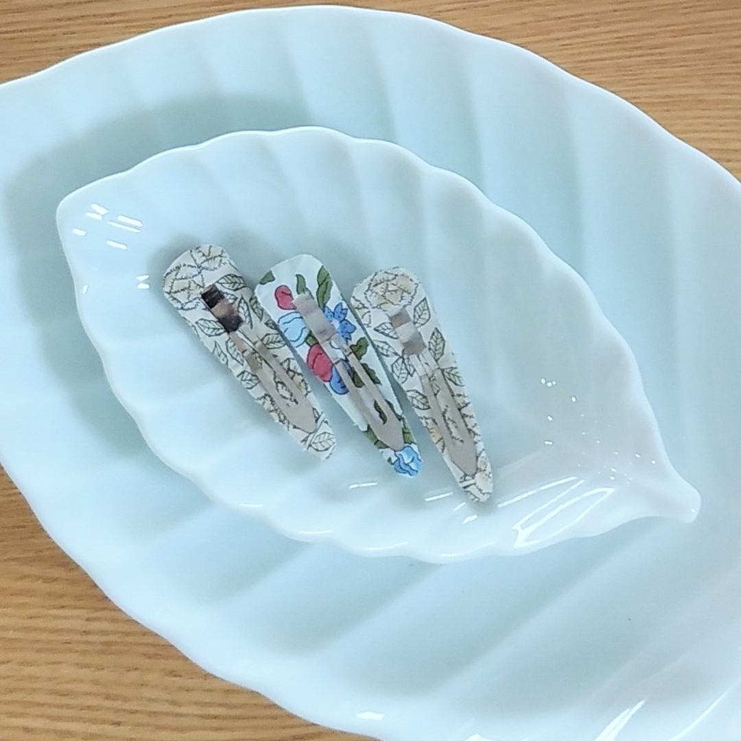 ハンドメイド リバティプリント使用 パッチンどめ 3本セット〖15〗 ハンドメイドのキッズ/ベビー(ファッション雑貨)の商品写真