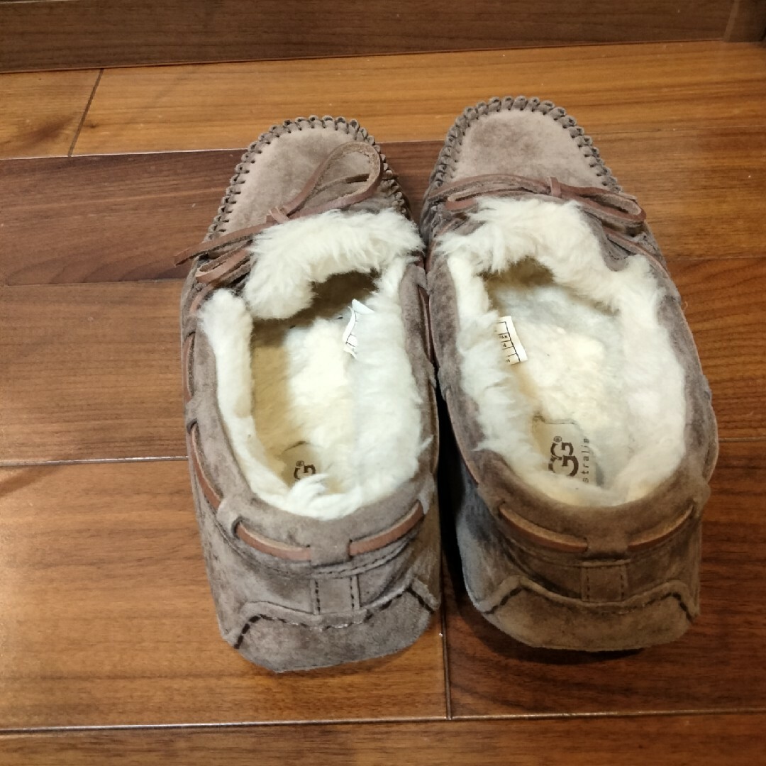 UGG AUSTRALIA(アグオーストラリア)の美品　UGG モカシン 24cm レディースの靴/シューズ(スリッポン/モカシン)の商品写真