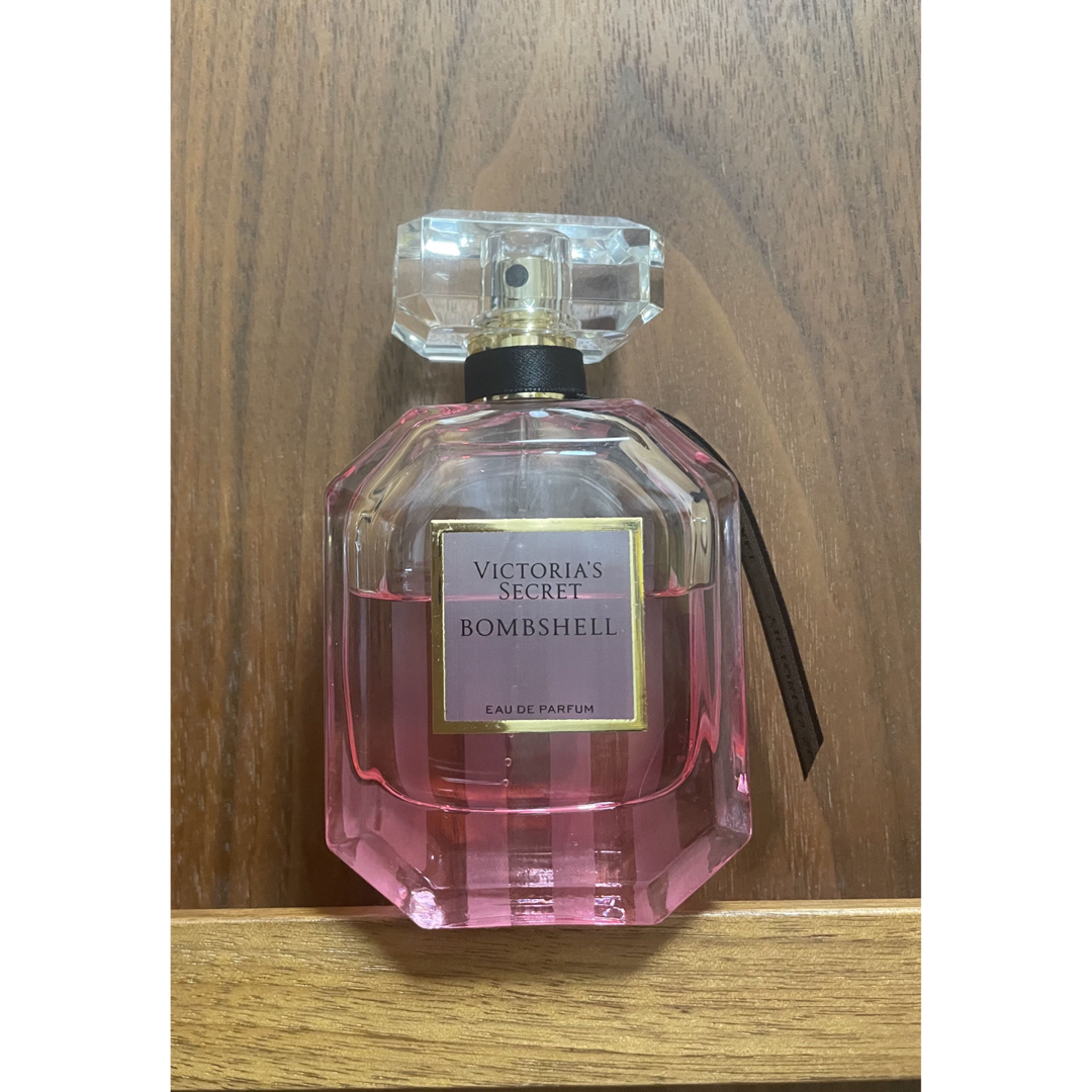 Victoria's Secret(ヴィクトリアズシークレット)のVictoria's Secret ボムシェル  オードパルファム 50ml コスメ/美容の香水(香水(女性用))の商品写真