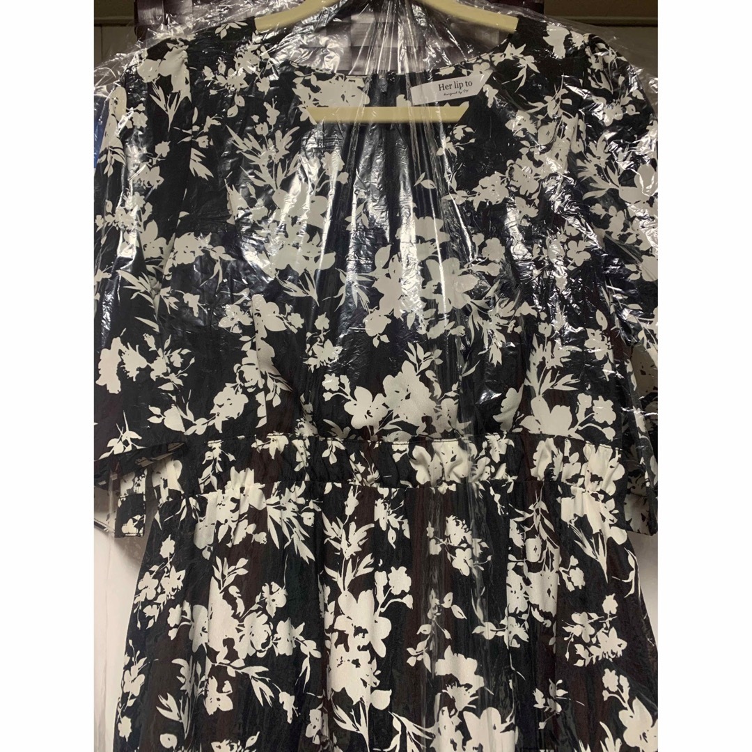 Monotone Floral Slit Sleeve Dress