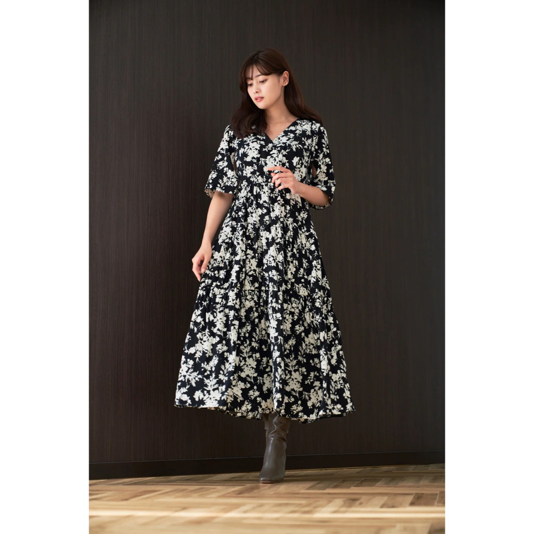 Her lip to(ハーリップトゥ)のMonotone Floral Slit Sleeve Dress レディースのワンピース(ロングワンピース/マキシワンピース)の商品写真